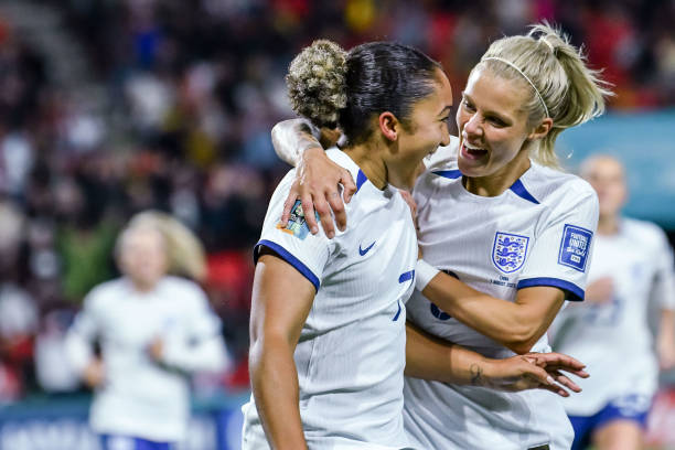 尼潘通过英 尼潘通过英